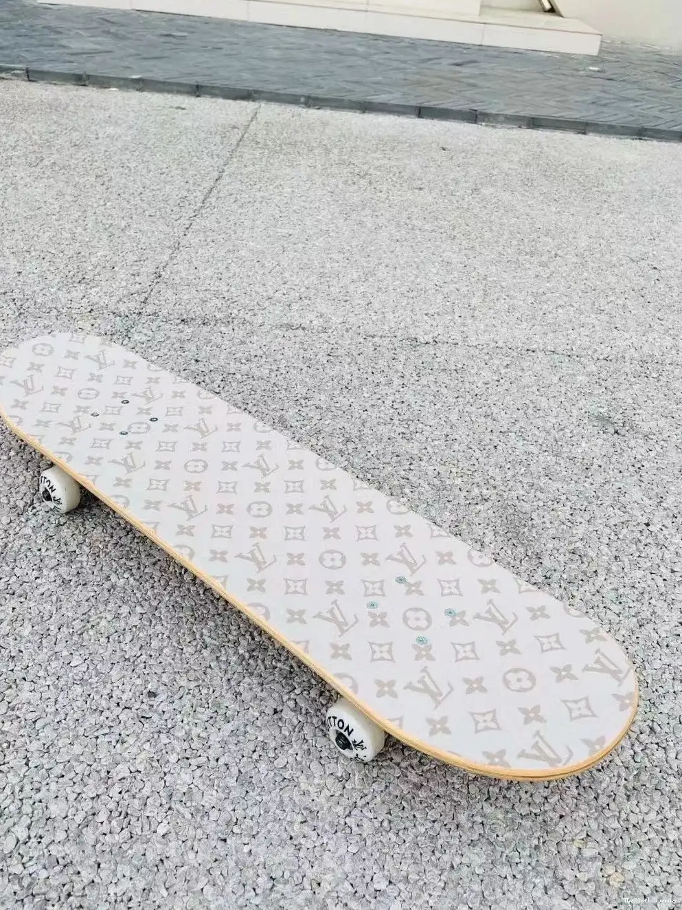 LV SKATEBOARD CUSTOM 0609